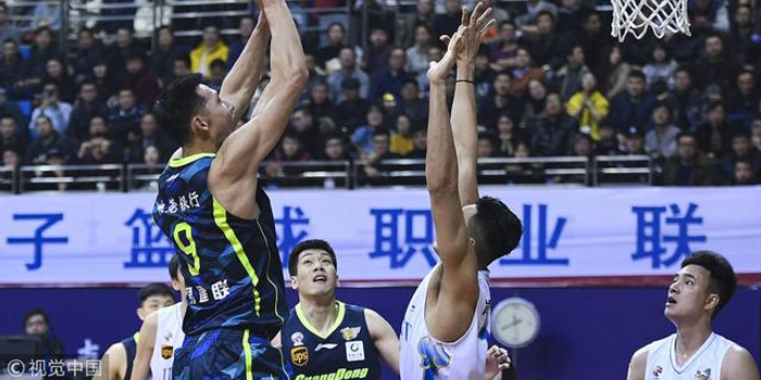  裁判判罚引争议，VAR技术左右比赛走向